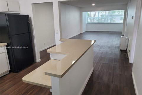 Condominio en alquiler en Hollywood, Florida, 2 dormitorios, 98.01 m2 № 2087274 - foto 3
