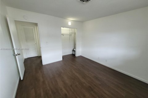 Condominio en alquiler en Hollywood, Florida, 2 dormitorios, 98.01 m2 № 2087274 - foto 12