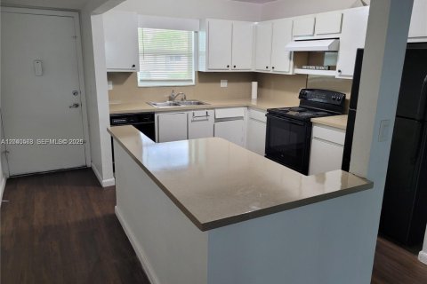 Condominio en alquiler en Hollywood, Florida, 2 dormitorios, 98.01 m2 № 2087274 - foto 2