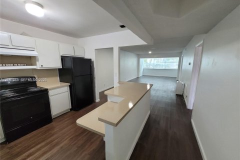 Condominio en alquiler en Hollywood, Florida, 2 dormitorios, 98.01 m2 № 2087274 - foto 16