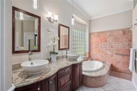 House in Orlando, Florida 4 bedrooms, 344.57 sq.m. № 2410597 - photo 12