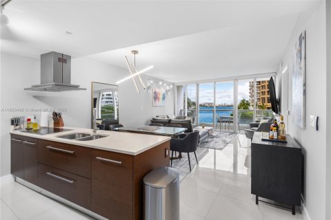 Condo in Miami, Florida, 1 bedroom  № 1828926 - photo 15
