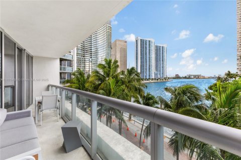 Condo in Miami, Florida, 1 bedroom  № 1828926 - photo 11