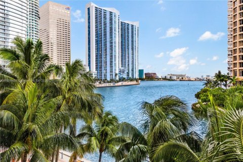 Condo in Miami, Florida, 1 bedroom  № 1828926 - photo 12