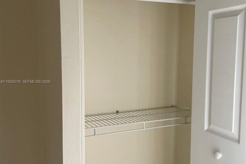 Villa ou maison à louer à Hollywood, Floride: 1 chambre № 1999542 - photo 5