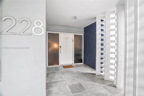 Condo in Miami, Florida, 3 bedrooms  № 1927077 - photo 5