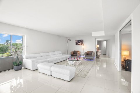 Condo in Miami, Florida, 3 bedrooms  № 1927077 - photo 11