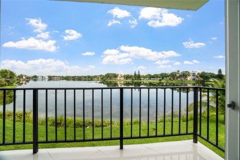 Condo in Miami, Florida, 3 bedrooms  № 1927077 - photo 28