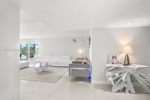 Condo in Miami, Florida, 3 bedrooms  № 1927077 - photo 6
