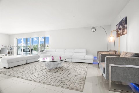 Condo in Miami, Florida, 3 bedrooms  № 1927077 - photo 14