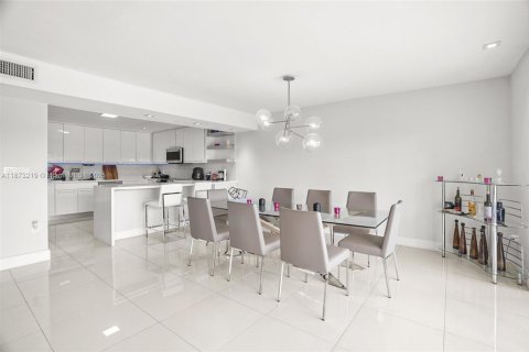 Condo in Miami, Florida, 3 bedrooms  № 1927077 - photo 17