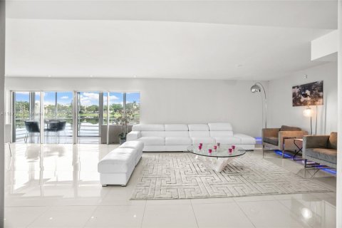 Condo in Miami, Florida, 3 bedrooms  № 1927077 - photo 9