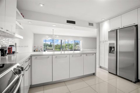 Condo in Miami, Florida, 3 bedrooms  № 1927077 - photo 20