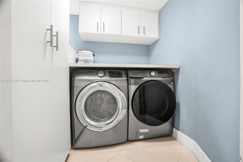 Condo in Miami, Florida, 3 bedrooms  № 1927077 - photo 24
