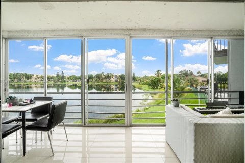 Condo in Miami, Florida, 3 bedrooms  № 1927077 - photo 1
