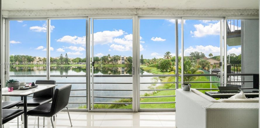 Condo in Miami, Florida, 3 bedrooms № 1927077