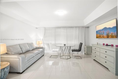 Condo in Miami, Florida, 3 bedrooms  № 1927077 - photo 15