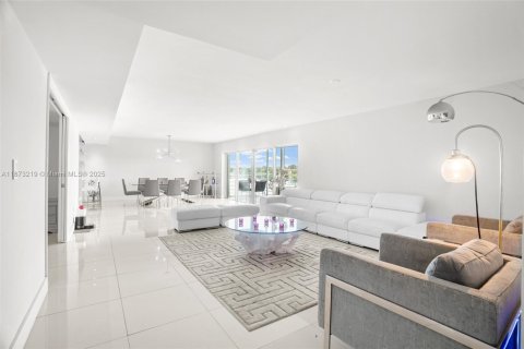 Condo in Miami, Florida, 3 bedrooms  № 1927077 - photo 8