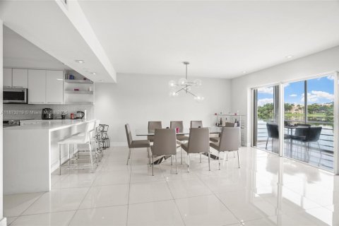 Condo in Miami, Florida, 3 bedrooms  № 1927077 - photo 16