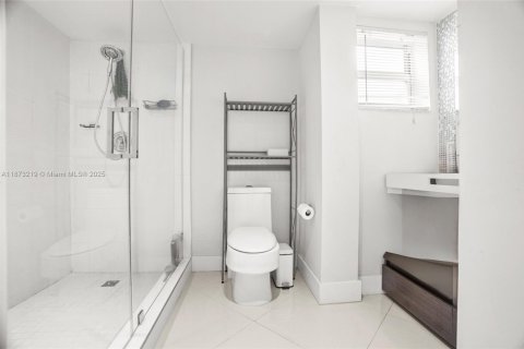 Condo in Miami, Florida, 3 bedrooms  № 1927077 - photo 26