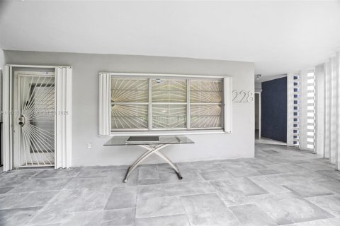 Condo in Miami, Florida, 3 bedrooms  № 1927077 - photo 4