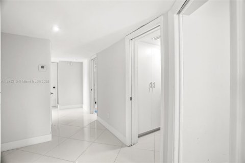 Condo in Miami, Florida, 3 bedrooms  № 1927077 - photo 27