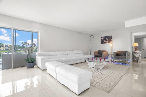 Condo in Miami, Florida, 3 bedrooms  № 1927077 - photo 13