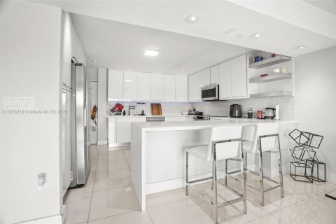 Condo in Miami, Florida, 3 bedrooms  № 1927077 - photo 19