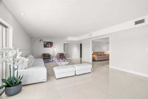Condo in Miami, Florida, 3 bedrooms  № 1927077 - photo 12