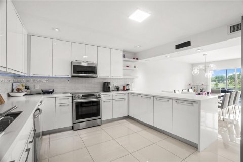 Condo in Miami, Florida, 3 bedrooms  № 1927077 - photo 21