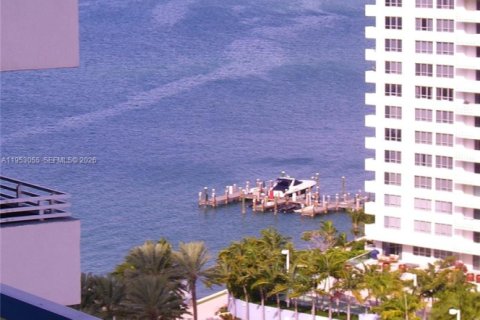 Condo in Miami Beach, Florida, 2 bedrooms  № 2008744 - photo 17