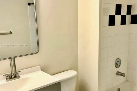 Condo in Miami Beach, Florida, 2 bedrooms  № 2008744 - photo 6