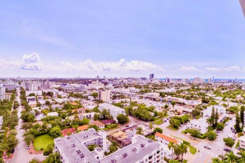 Condo in Miami Beach, Florida, 2 bedrooms  № 2008744 - photo 19
