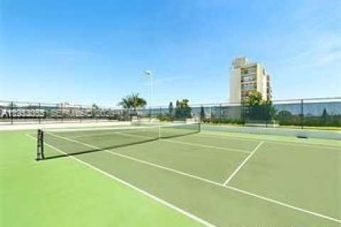 Condo in Miami Beach, Florida, 2 bedrooms  № 2008744 - photo 15