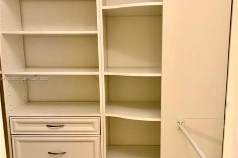 Condo in Miami Beach, Florida, 2 bedrooms  № 2008744 - photo 10