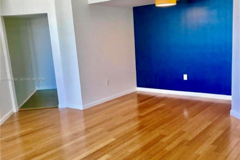 Condo in Miami Beach, Florida, 2 bedrooms  № 2008744 - photo 5