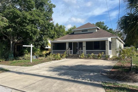 House in Tarpon Springs, Florida 3 bedrooms, 165.46 sq.m. № 2238140