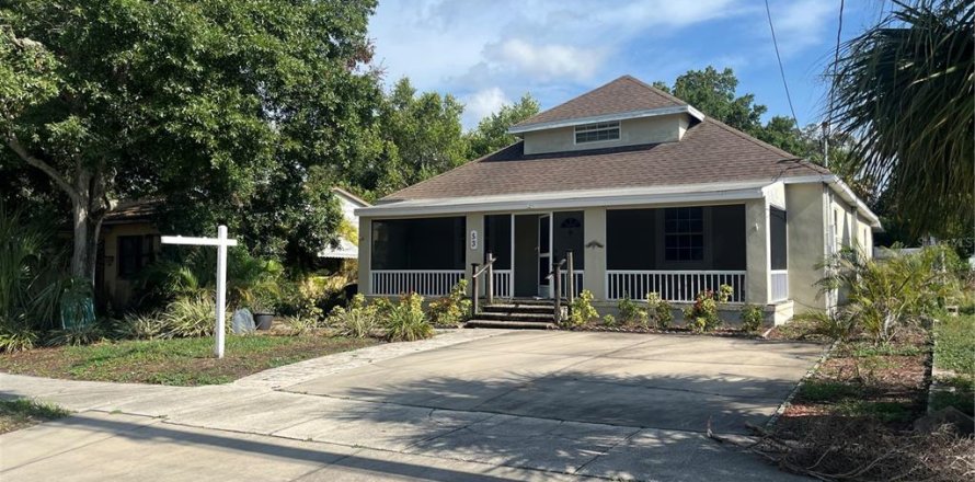 House in Tarpon Springs, Florida 3 bedrooms, 165.46 sq.m. № 2238140