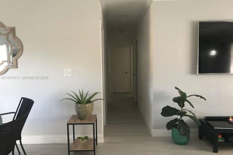 Villa ou maison à louer à Miami, Floride: 3 chambres, 120.4 m2 № 1995554 - photo 4