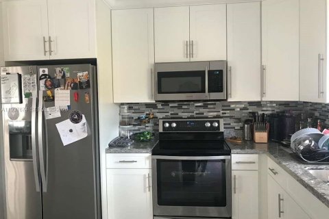 Villa ou maison à louer à Miami, Floride: 3 chambres, 120.4 m2 № 1995554 - photo 3