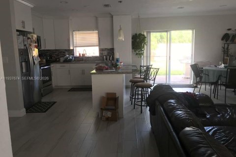 Villa ou maison à louer à Miami, Floride: 3 chambres, 120.4 m2 № 1995554 - photo 2