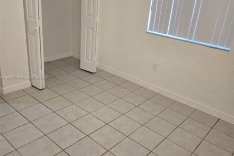 Снять в аренду виллу или дом в Катлер-Бей, Флорида 3 спальни, 213.68м2, № 1777836 - фото 9