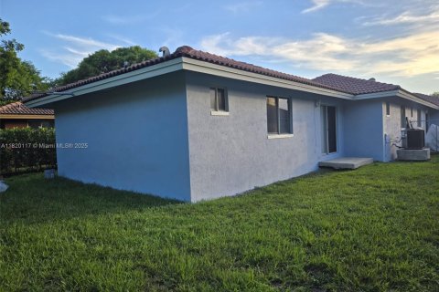 Снять в аренду виллу или дом в Катлер-Бей, Флорида 3 спальни, 213.68м2, № 1777836 - фото 25