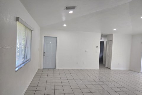 Снять в аренду виллу или дом в Катлер-Бей, Флорида 3 спальни, 213.68м2, № 1777836 - фото 19