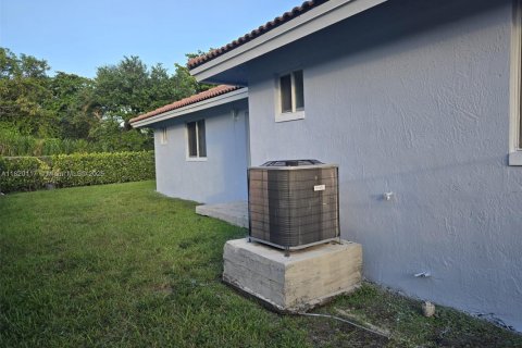 Снять в аренду виллу или дом в Катлер-Бей, Флорида 3 спальни, 213.68м2, № 1777836 - фото 20