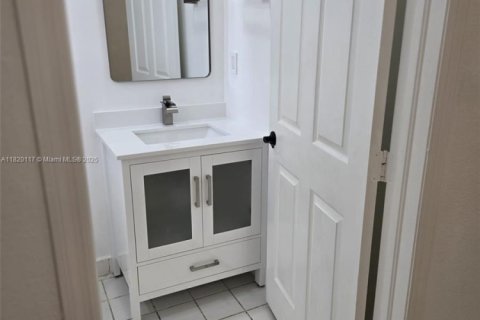 Снять в аренду виллу или дом в Катлер-Бей, Флорида 3 спальни, 213.68м2, № 1777836 - фото 14