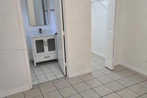 Снять в аренду виллу или дом в Катлер-Бей, Флорида 3 спальни, 213.68м2, № 1777836 - фото 13