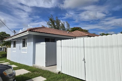 Снять в аренду виллу или дом в Катлер-Бей, Флорида 3 спальни, 213.68м2, № 1777836 - фото 26