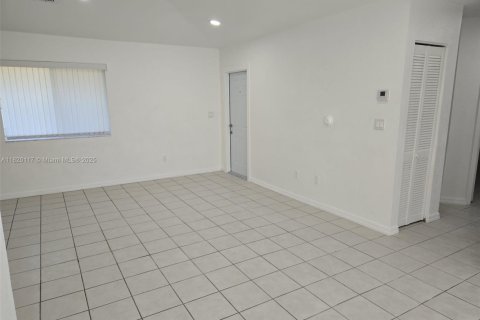 Снять в аренду виллу или дом в Катлер-Бей, Флорида 3 спальни, 213.68м2, № 1777836 - фото 16