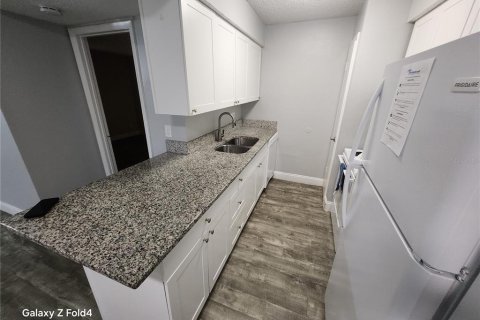 Condo in Brandon, Florida, 2 bedrooms  № 2220007 - photo 10
